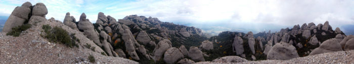 Des del cim tenim una excepcional panoràmica de Frares i Agulles